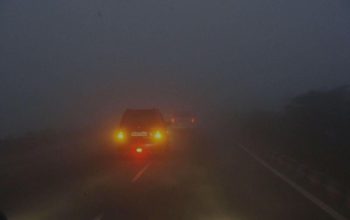 Saat Berkendara Jarak Pandang Terhalang Kabut dan Hujan Deras? Ikuti Tips Ini